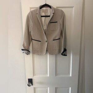 Fitted beige blazer w/navy piping. Fulled lined. Great condition!